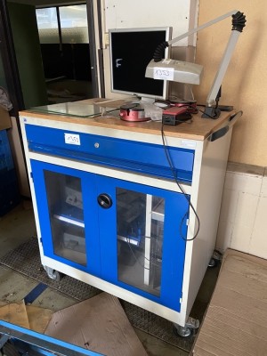 1 Computerschrank, fahrbar mit PC (ohne Festplatte), TFT-Monitor und Leuchte